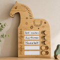 Pferd-Aufgabentafel aus Holz für Kinder mit beschreibbaren Aufgabenfeldern und Schiebereglern