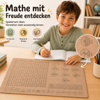 Kind lernt Mathe mit Kork-Schreibtischunterlage für Einmaleins bis 20, Brüche, Winkel und Geometrie