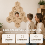 Mutter und Kind nutzen den Mutmach-Spiegel Löwe in Natur als tägliches Ritual für Selbstvertrauen und Selbstliebe