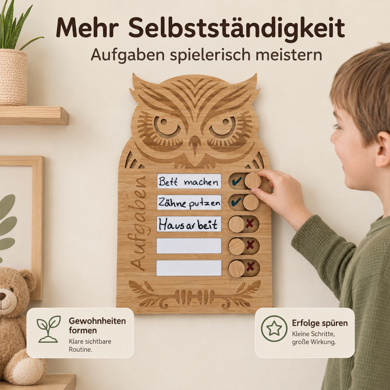 Kind nutzt eine Eulen-Aufgabentafel aus Holz zum Abhaken täglicher Aufgaben und Routinen