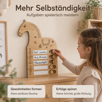Kind nutzt eine Pferd-Aufgabentafel aus Holz zum Abhaken täglicher Aufgaben und Routinen