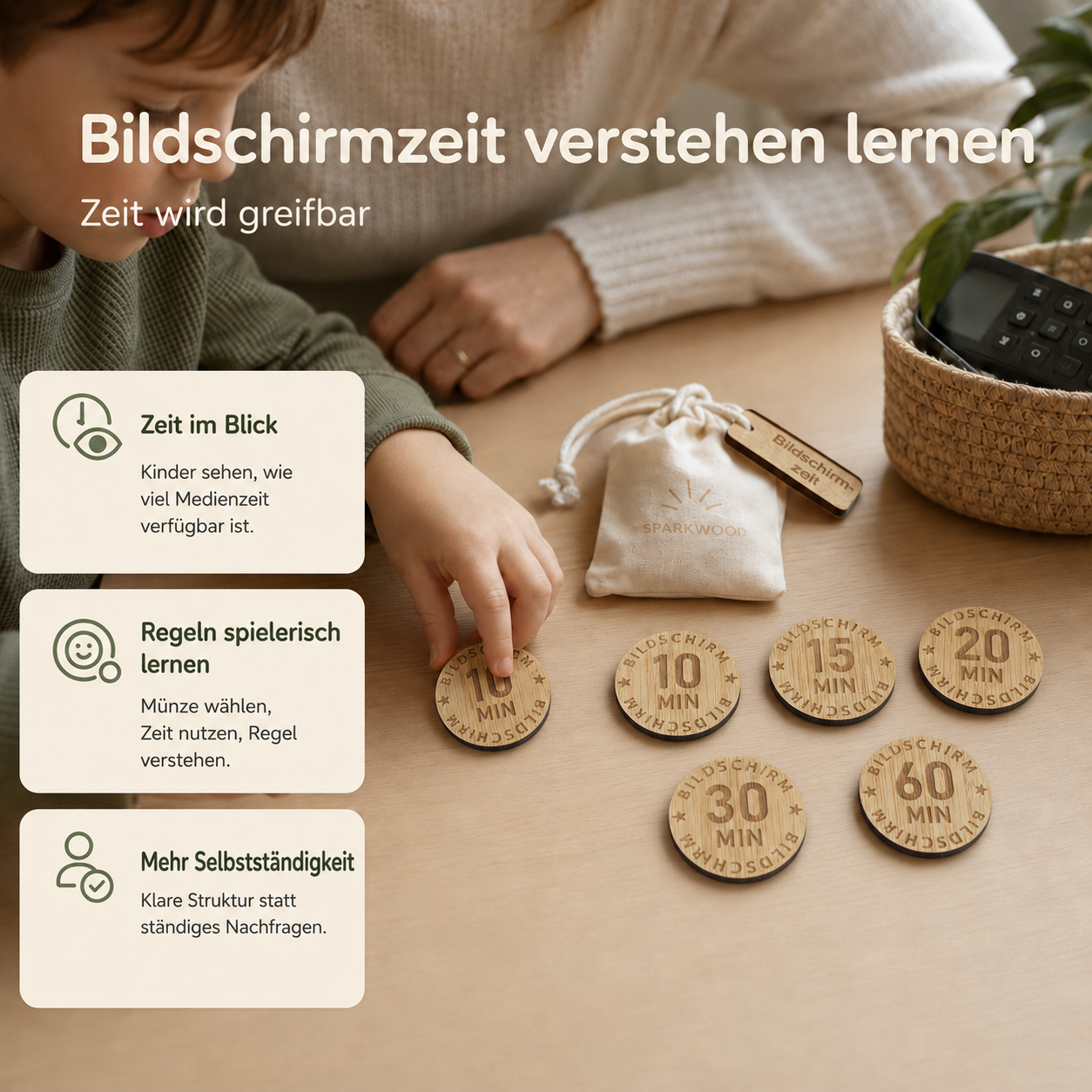 Kind wählt eine Bildschirmzeit-Münze aus Holz und lernt verfügbare Medienzeit besser zu verstehen