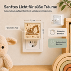 Steckdosen-Nachtlicht mit gravierter Holzfront und Baggermotiv, warmem Licht und Dämmerungssensor.