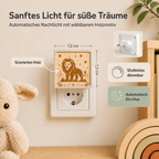 Steckdosen-Nachtlicht mit gravierter Holzfront und Löwenmotiv, warmem Licht und Dämmerungssensor.