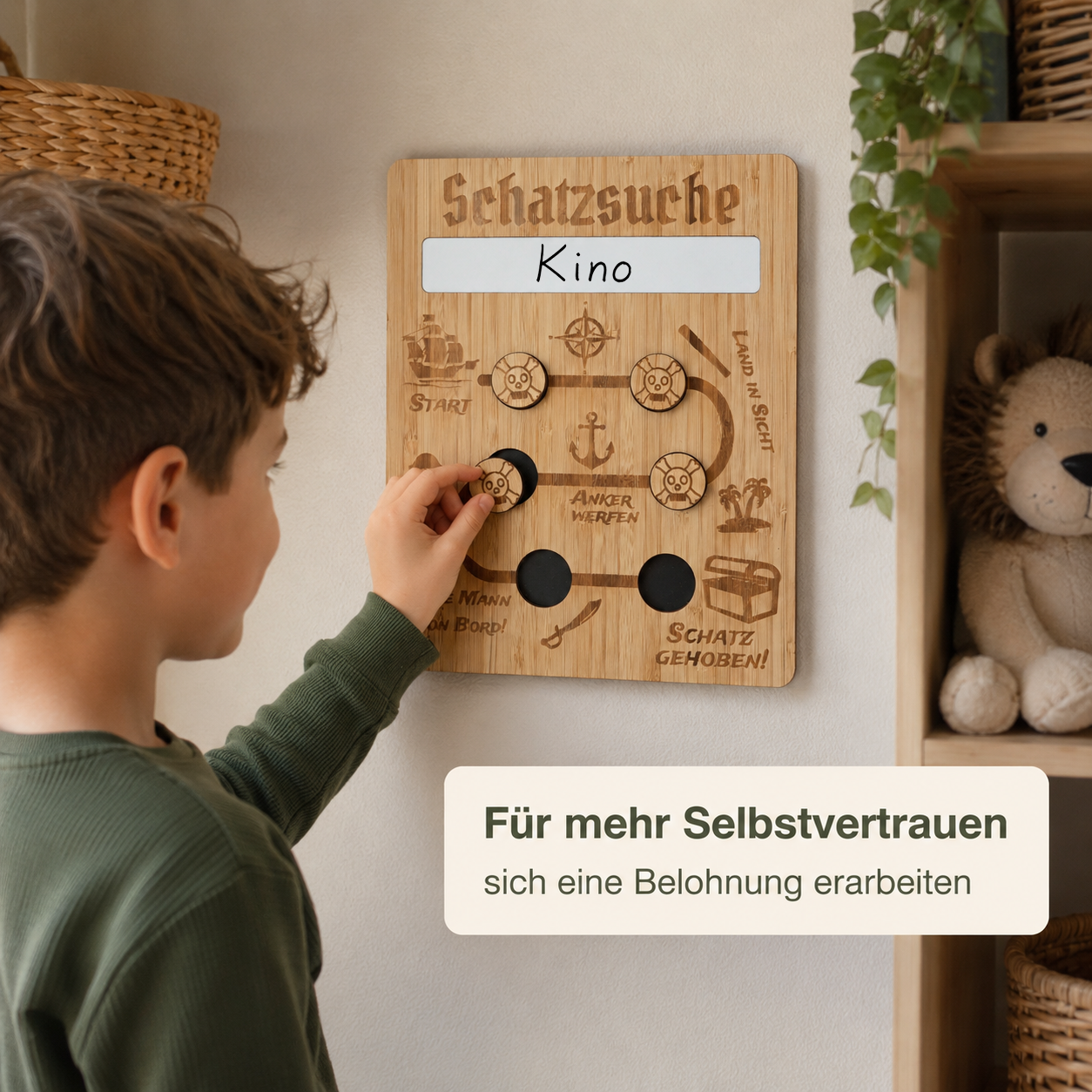 Junge setzt eine magnetische Münze auf eine Schatzsuche-Belohnungstafel aus Holz