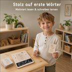 Kind hält eine Wortkarte neben dem Schreiblernset aus Holz