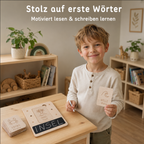 Kind hält eine Wortkarte neben dem Schreiblernset aus Holz