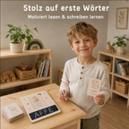 Kind hält eine Wortkarte neben dem Schreiblernset aus Holz