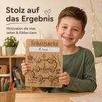 Junge hält eine Schatzsuche-Belohnungstafel aus Holz und zeigt stolz seine erreichte Belohnung