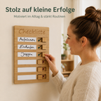 Frau hakt Aufgaben auf einer Holz-Checkliste ab und sieht kleine Erfolge im Alltag