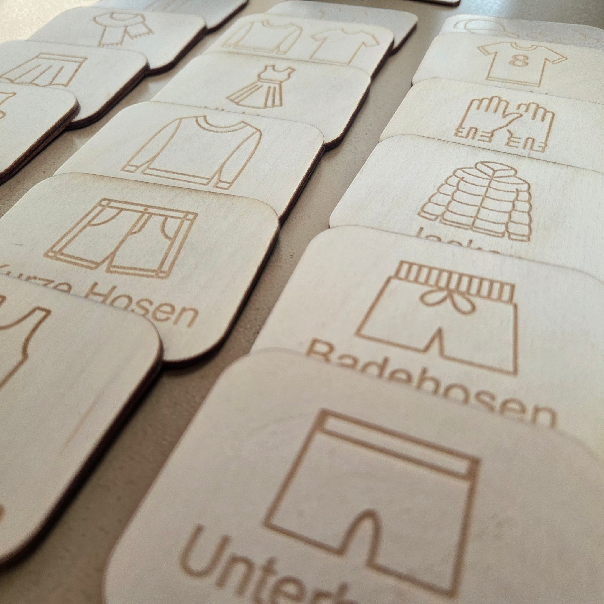 Montessori Organizer Labels aus Holz - Kleidung