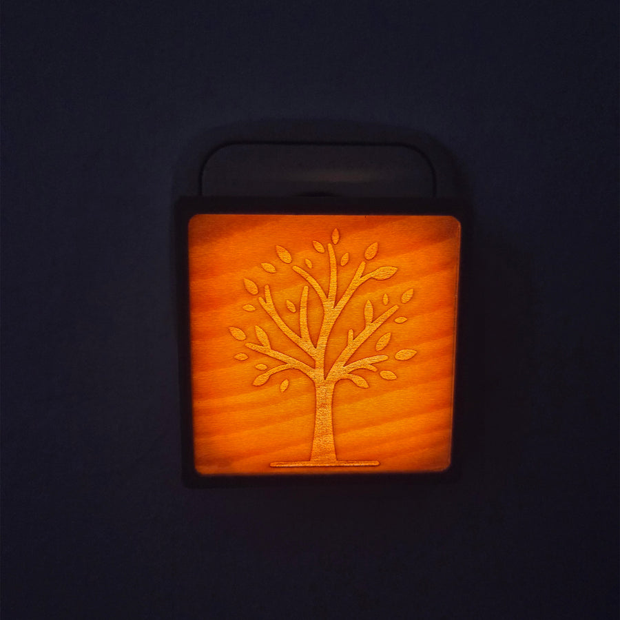 Nachtlicht Baum aus Holz mit warmem Licht