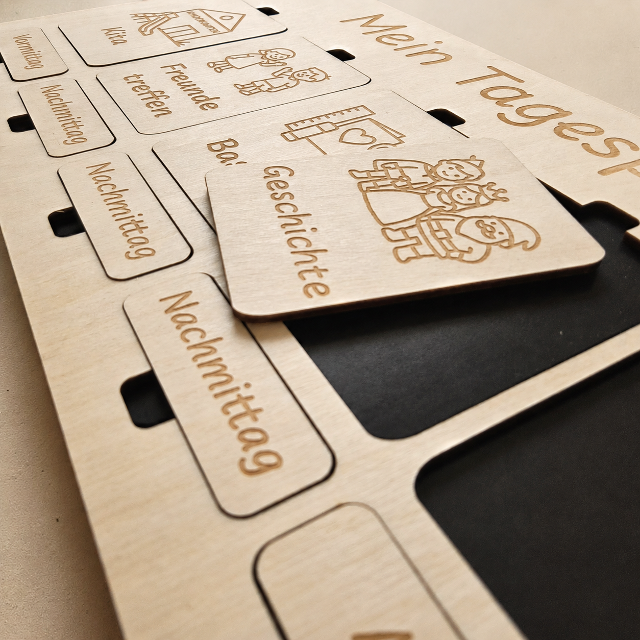 Montessori Tagesplan für Kinder – magnetische Holztafel mit 33 Karten